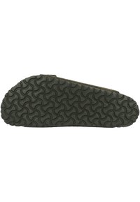 Schuhsohle aus dunklem, grünem Gummi mit strukturiertem, welligem Muster, das ein erhabenes Design für verbesserte Traktion und Halt bietet.