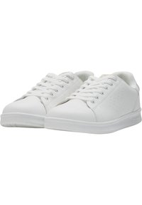 Baskets de sport blanches en matériau synthétique lisse, design à lacets, bout arrondi et accents perforés sur les côtés. Semelle en caoutchouc plate.