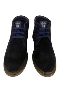 Des bottines en daim noir avec des lacets bleus, design à bout rond, logo à l'intérieur et semelle en caoutchouc texturée.