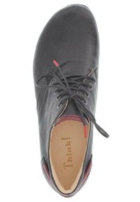 Chaussure en cuir noir avec bout rond, design à lacets et accent bordeaux au talon. L'intérieur présente la marque « Think ! ». Texture lisse.