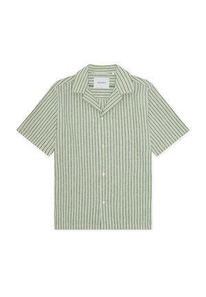 Chemise à manches courtes boutonnée avec des rayures verticales vertes et blanches et un col camp, étiquetée "LES DEUX."
