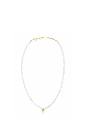 Collana di perline bianche con un piccolo ciondolo a forma di palma dorata e chiusura a catena regolabile in oro.