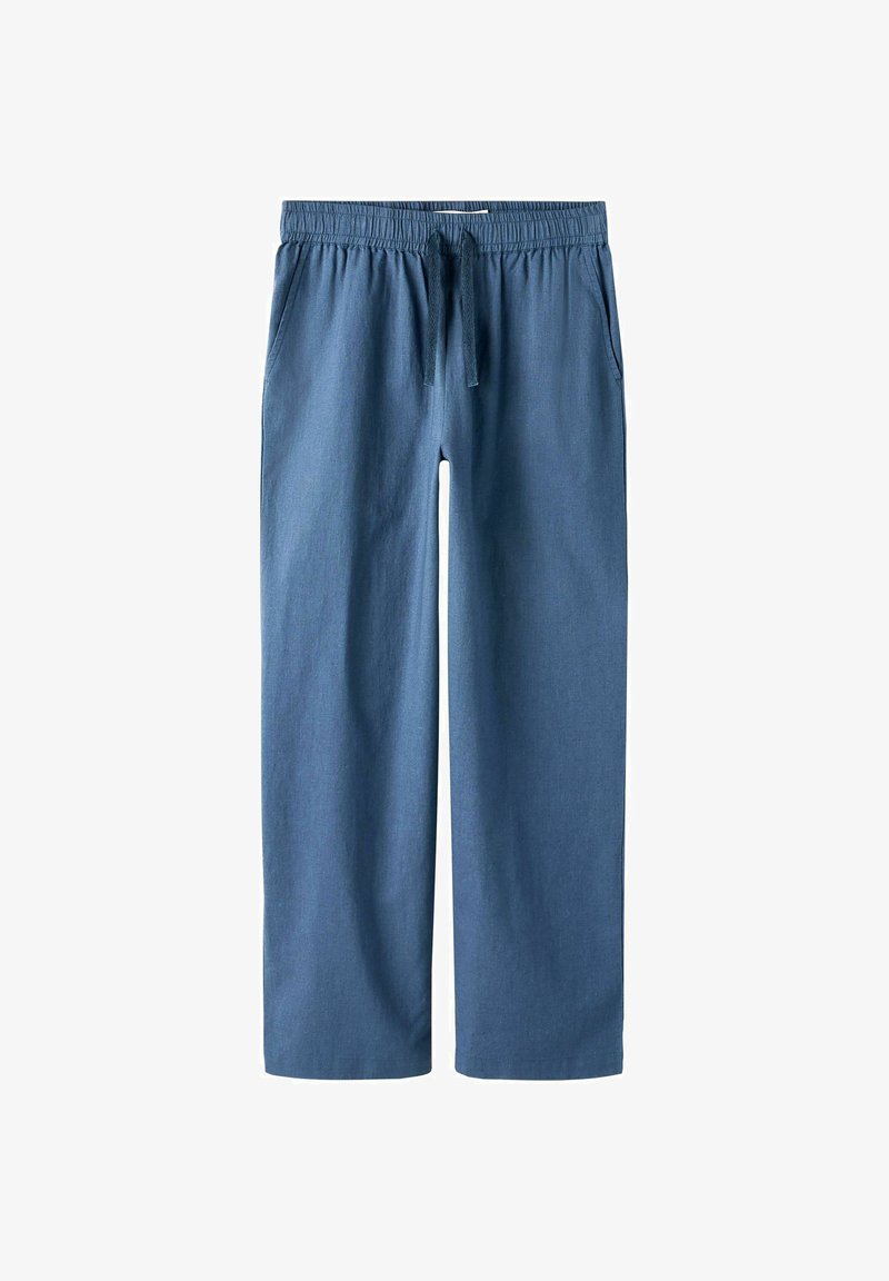 Pantalon décontracté bleu avec taille élastique et cordon de serrage, jambes droites et poches latérales, présenté sur un fond blanc.
