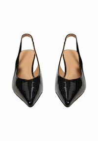 Sorte slingback-hæle med spids tå, lavet af et blankt materiale med krokodillemønster, med en tanfarvet indersål og en slank hæl.