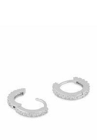 Silver hoopörhängen med en slät metallisk ytbehandling och en rad klara stenar längs den yttre kanten. Öppen baksida för enkel användning.