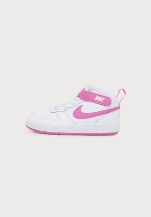 Baskets Nike blanches montantes à mi-hauteur avec swoosh rose, bride rose avec logo Nike et semelle rose sur fond blanc.