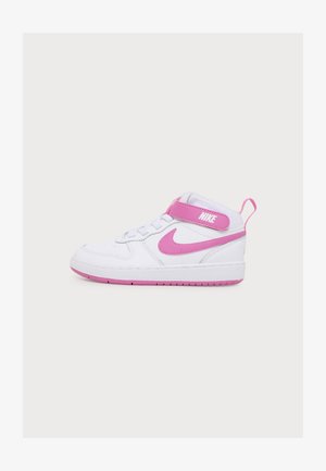 Baskets Nike blanches montantes à mi-hauteur avec swoosh rose, bride rose avec logo Nike et semelle rose sur fond blanc.