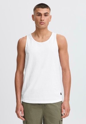 Witte katoenen tanktop met een ronde halslijn, mouwloos ontwerp en een eenvoudige textuur. Draag met olijfgroene cargoshorts.