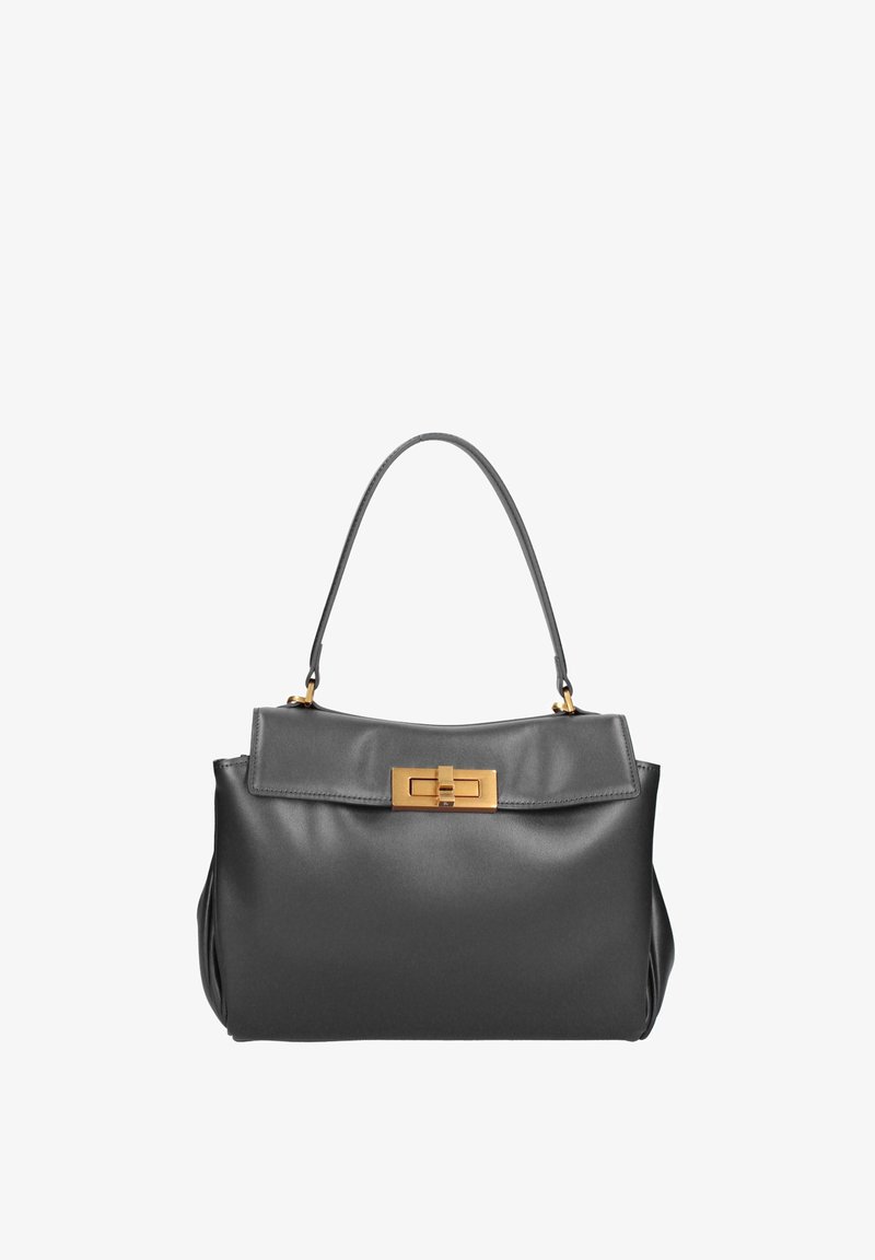 Borsa a mano in pelle nera con una chiusura rettangolare dorata, design strutturato, manico superiore singolo e texture liscia.