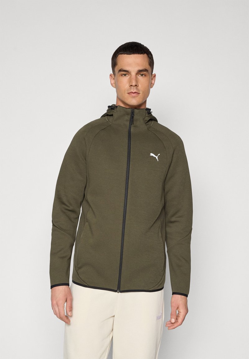 Veste zippée vert olive en tissu texturé, dotée d'une capuche, d'accents noirs et d'un logo Puma blanc sur la poitrine.