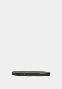 Cintura nera in pelle con texture liscia, forma oblonga e fibbia rettangolare minimalista. Presenta più fori regolabili per la misura.