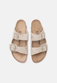 Ζευγάρι μπεζ σανδάλια από σουέντ με δύο ρυθμιζόμενα λουριά με αγκράφες και καλαίσθητες φελλικές σόλες, μέγεθος 41.