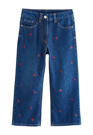 Jean en denim bleu avec de petites broderies de cœur rouge et de rose éparpillées, avec poches avant, passants de ceinture et fermeture par bouton.