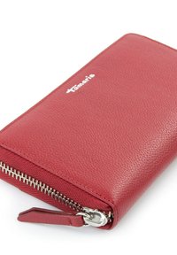 Raudonos tekstūrinės odos piniginė su sidabrine užtrauktuku ir traukimo kilpa, priekyje sidabru įspaustas prekės ženklas Tamaris.
