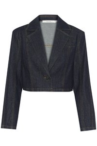 Kuttet mørk denimblazer med spisse revers, enkel knappeåpning og kontrastfarge i gult på sømmene. Glatt tekstur.