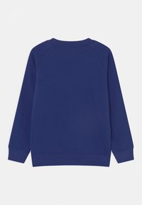 Sudadera azul marino con cuello redondo, mangas largas raglán y puños acanalados. La tela parece suave, sin patrones ni diseños visibles.