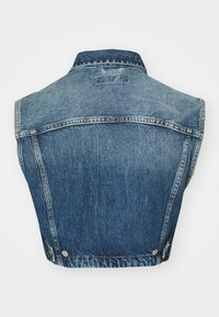 Jeansväst med en ljusblå tvätt, ärmlös design, spetsig krage och synlig sömnad. Har silverknappar vid fållen.