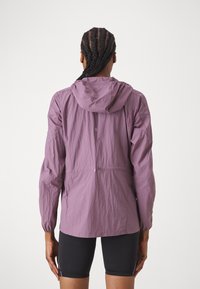 ASICS ROAD PACKABLE JACKET - Windbreaker - dusty mauve