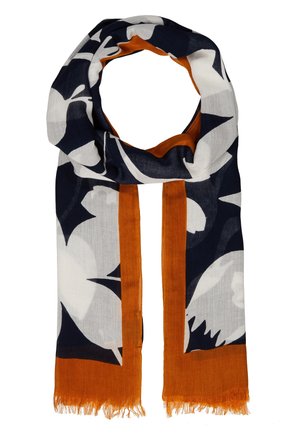 Lekka apaszka z dużym granatowo-białym wzorem kwiatowym, pomarańczowobrązowymi obramowaniami i frędzlowanymi krawędziami, ułożona w okrągłą pętlę.