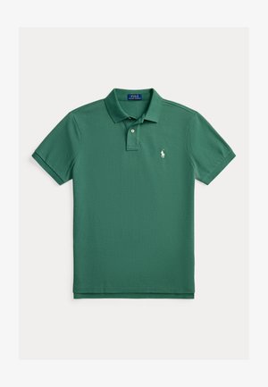 Zaļš polo krekls no kokvilnas, ar klasisku apkakli, divām pogām, īsām piedurknēm un nelielu baltu logo kreisajā krūtīs.
