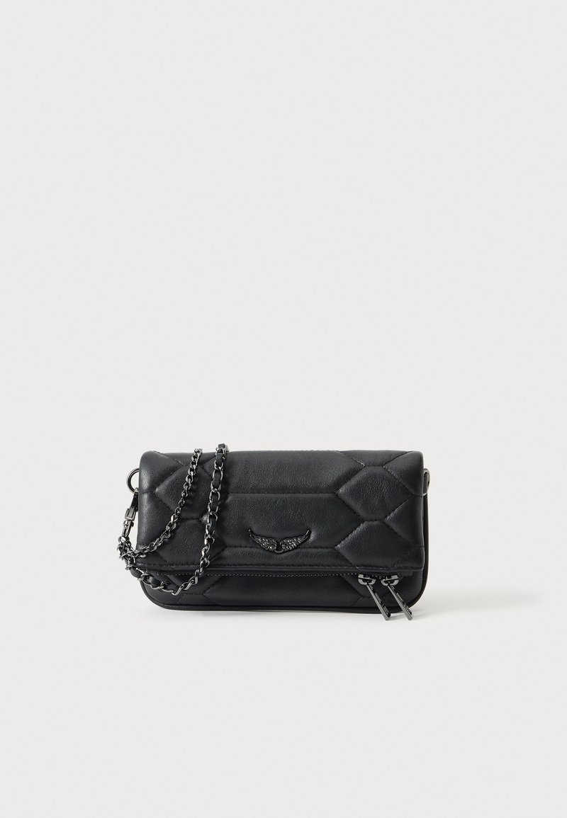 Μαύρο καπιτονέ δερμάτινο clutch με έμβλημα φτερών, ασημένια αλυσίδα και διπλό φερμουάρ σε απλό λευκό φόντο.