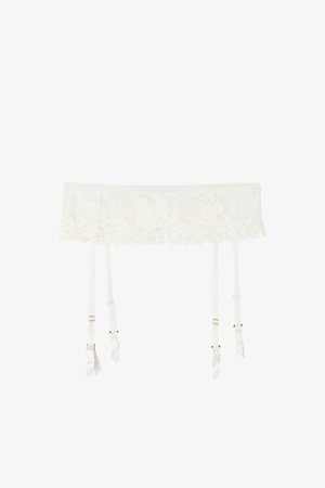 Weißer Spitzenstrumpfhalter mit Blumenmustern und vier verstellbaren Satinbändern mit Metallverschlüssen.