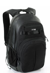 Sac à dos noir avec extérieur rembourré, plusieurs compartiments zippés, poches latérales en maille et bretelles ajustables. Présente un logo sur le devant.