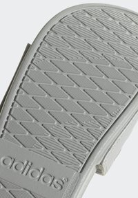 Suola del sandalino grigio Adidas, caratterizzata da un motivo a diamante testurizzato, logo in rilievo e un bordo spesso e durevole in gomma.