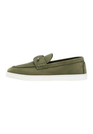 Olivgrüner Slip-on-Loafer mit weißer Gummisohle und dekorativem Riemen über dem Obermaterial, seitlich betrachtet.