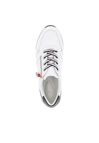Weißer Sneaker mit schwarzen Akzenten, ausgestattet mit einem Reißverschluss, runder Zehenpartie und gepolstertem Fußbett. Texturiertes Material mit kontrastierenden Nähten.