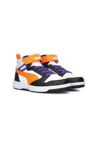 Zwart-witte hoge sneakers met oranje en paarse accenten, voorzien van een gestructureerde afwerking, perforaties en verstelbare klittenbandsluitingen.