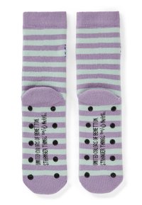 Calzini a righe in lavanda e verde menta, con motivo antiscivolo nero testurizzato e testo stampato sulle suole. Materiale in misto cotone.