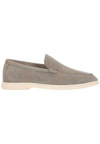 Zapato gris de ante tipo slip-on con punta redondeada, detalles de costura mínimos y una suela de goma crema. Textura suave con un diseño de perfil bajo.