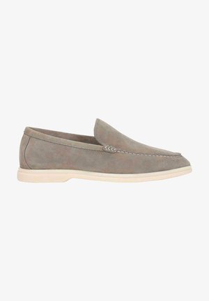 Mocassin en suède gris avec un bout rond, des détails de couture minimaux et une semelle en caoutchouc crème. Texture lisse avec un design à profil bas.