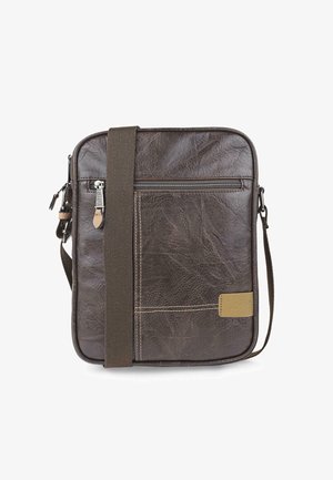 Bolso bandolera de cuero sintético marrón con un acabado texturizado, cierre con cremallera, correa ajustable y placa de marca en color beige.