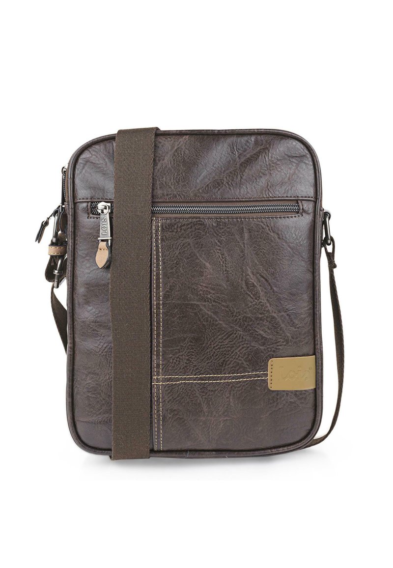 Bolso bandolera de cuero sintético marrón con un acabado texturizado, cierre con cremallera, correa ajustable y placa de marca en color beige.