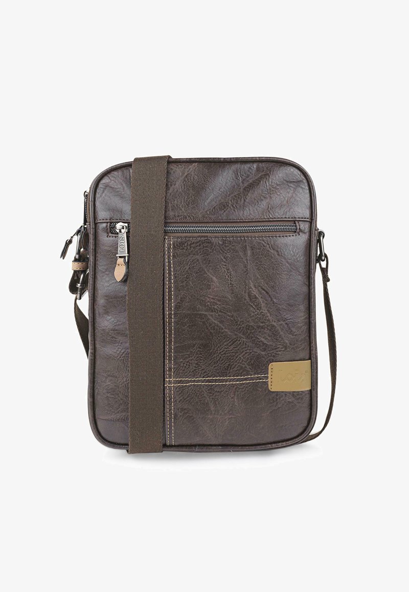 Bolso bandolera de cuero sintético marrón con un acabado texturizado, cierre con cremallera, correa ajustable y placa de marca en color beige.