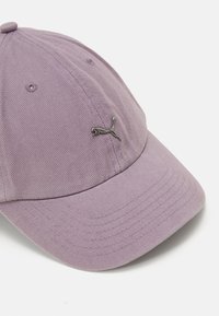 Boné de basquete em cortiça roxa com textura em rebrinhos, apresentando um logo prateado da puma na lateral e costura detalhada na aba.