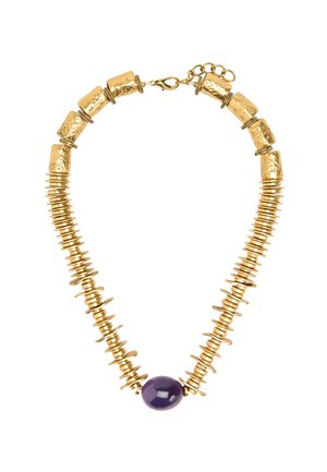 Naszyjnik w odcieniu złota z teksturowymi metalowymi koralikami i centralnym fioletowym kamieniem szlachetnym. Zawiera naprzemienne kształty i rozmiary, z zapięciem i łańcuszkiem.