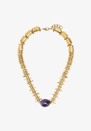 Naszyjnik w odcieniu złota z teksturowymi metalowymi koralikami i centralnym fioletowym kamieniem szlachetnym. Zawiera naprzemienne kształty i rozmiary, z zapięciem i łańcuszkiem.