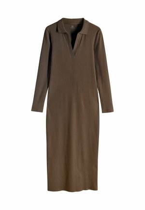 Lang, ribstrikket kjole i mørkebrun med polokrave og dyb V-hals. Designet har lange ærmer og en lige silhuet.
