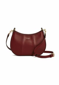 Borsa a tracolla in pelle bordeaux con forma curva, superficie texture, dettagli in metallo dorato e tracolla regolabile. Presenta un dettaglio con logo.