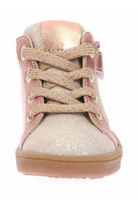 Zapatilla alta rosa brillante con acentos metálicos, punta redonda, tela texturizada y cordones de hilo dorado. Detalle de cremallera lateral incluido.