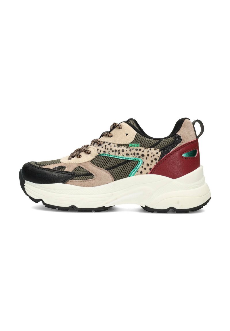 Sneaker chunky con pannelli beige, neri e rossi, dettagli a stampa leopardata, rifiniture verdi, lacci pattern e suola bianca spessa.
