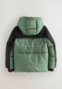 Puffermantel mit einem grünen und schwarzen Farbschema. Verfügt über eine Kapuze, ein gestepptes Design und den aufgedruckten Markennamen auf der Rückseite.