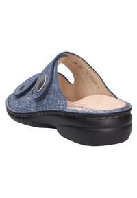 Infradito in tessuto blu con due bottoni decorativi, apertura sul retro e suola in gomma nera. Caratterizzato da bordi curvi e una soletta imbottita.