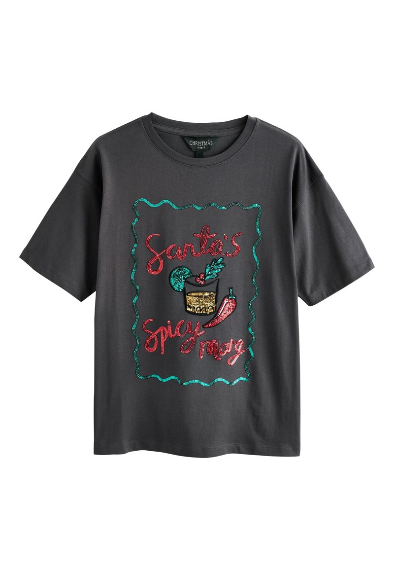 Grijs T-shirt met korte mouwen, versierd met een sequentborduursel met de tekst "Santa's Spicy Mary" en decoratieve elementen zoals een drankje en chili.