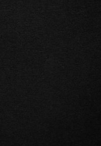 Schwarzer Stoff mit einer glatten Textur und einem einheitlichen Gewebe-Muster, mittlerem Gewicht und matter Oberfläche.