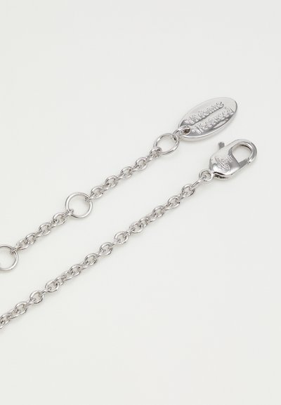 Lanț din metal argintiu, cu linkuri ovale, etichetă de marcă și închizătoare. Textură netedă cu finisaj lustruit, potrivit pentru bijuterii sau accesorii.