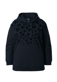 Sort hættetrøje med snore og et spredt mørkt blomstermønster på brystet og skuldrene, lange ærmer samt ribbede manchetter og kant.